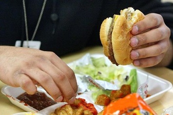 सोने से पहले भूलकर भी न खाएं ये चीजें, होगा नुकसान