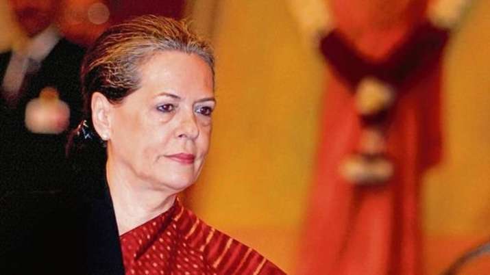 श्रमिकों से किराया लेने पर सोनिया ने केंद्र सरकार को घेरा
