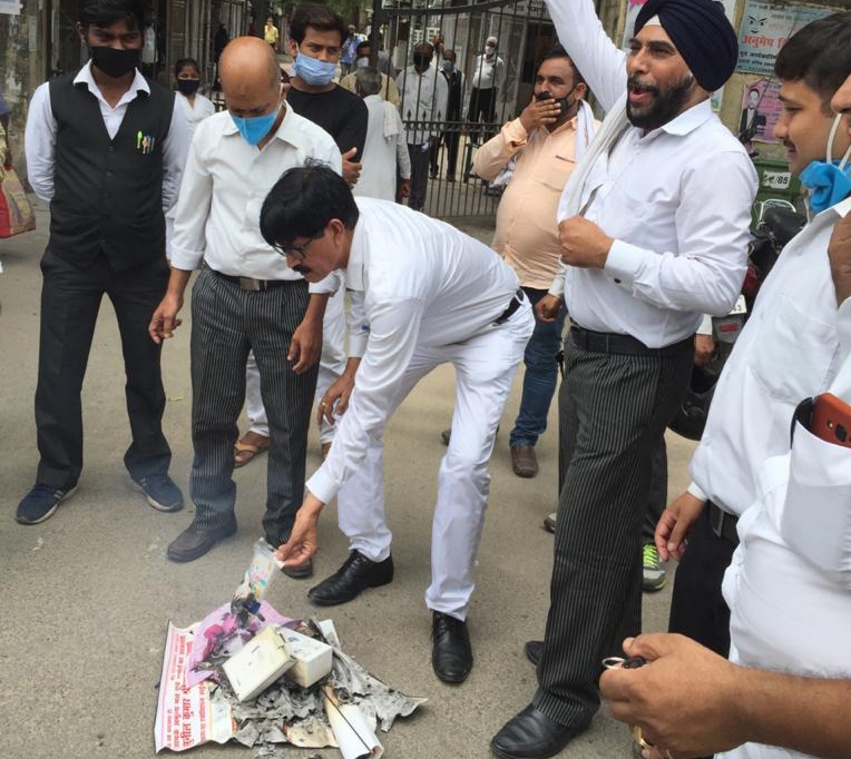 चीन को लेकर देशवासियों में गुस्सा,चीनी सामान को जला कर किया विरोध
