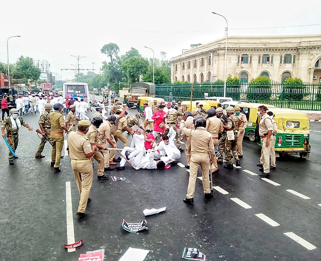 पेट्रोल-डीजल की बढ़ी कीमतों के खिलाफ विधानसभा पर सपा का प्रदर्शन, पुलिस ने किया लाठीचार्ज