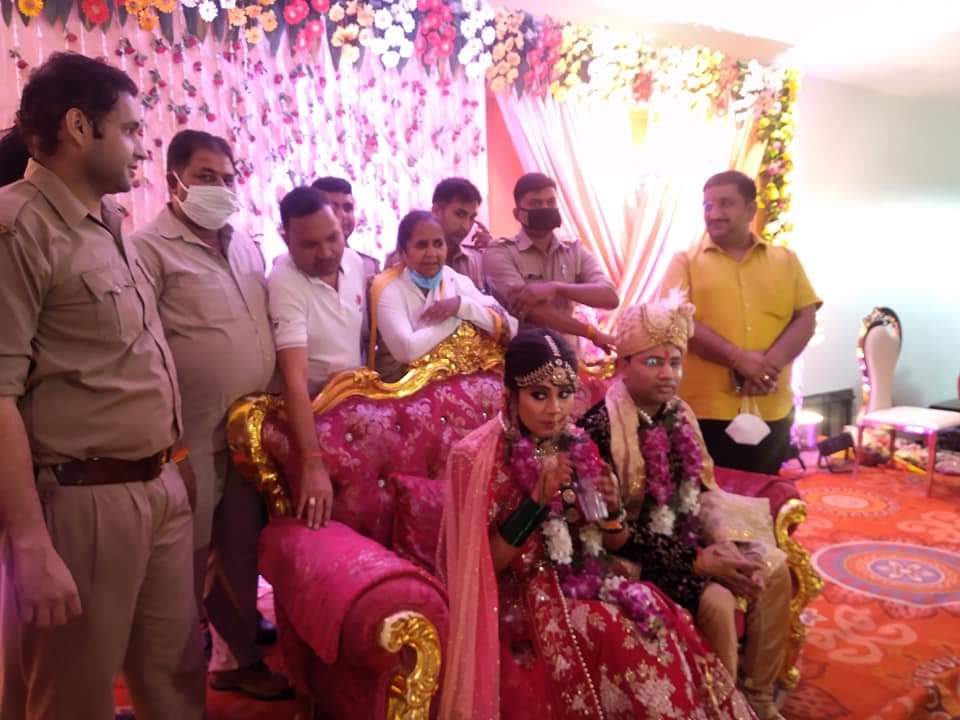 राज्य मंत्री ने उड़ाई सोशल डिस्टेंसिंग की धज्जिया