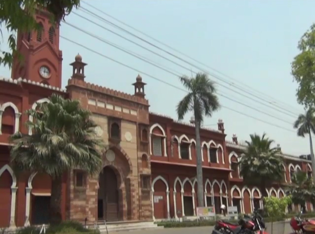 AMU की छात्रा को हिजाब पहनाने को सोशल मीडिया पर मिली धमकी, मुकदमा दर्ज