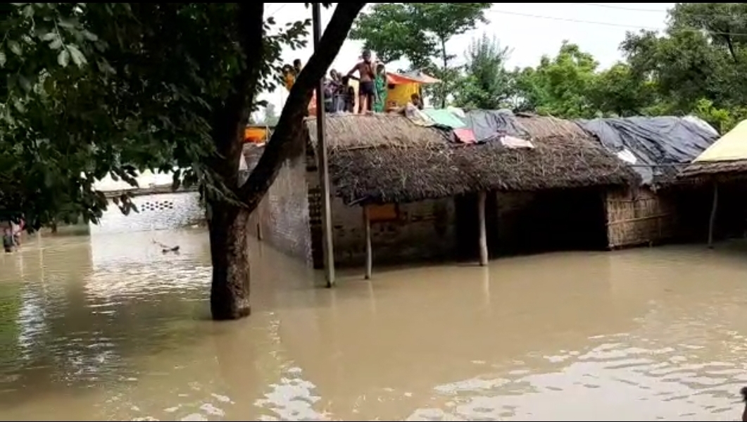 नेपाल से छोड़े गये पानी के चलते सरयू नदी की जलप्रलय, नाव पर ही जल रहा बाढ़ पीड़ितों का चूल्हा