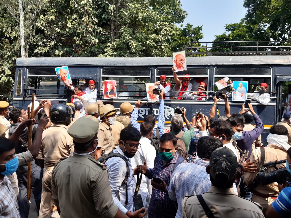 हाथरस कांड को लेकर सपा का प्रदर्शन,हिरासत में लिए गए सभी विधायक