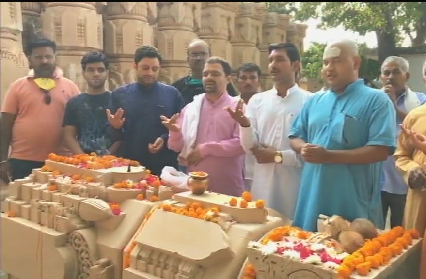 वैदिक रीति-रिवाज के साथ राम मंदिर निर्माण के लिए पत्थरों को ले जाने का काम शुरू