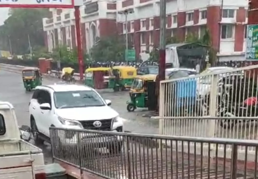 लखनऊ : मंत्री जी को पकड़नी थी ट्रेन, कार को पहुंचा दिया एस्केलेटर तक