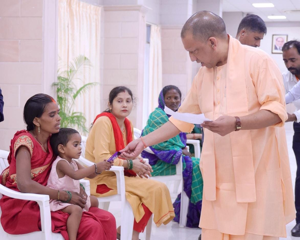 लखनऊ: मुख्यमंत्री योगी आदित्यनाथ ने लगाया जनता दरबार, फरियादियों को न्याय दिलाने का किया वादा
