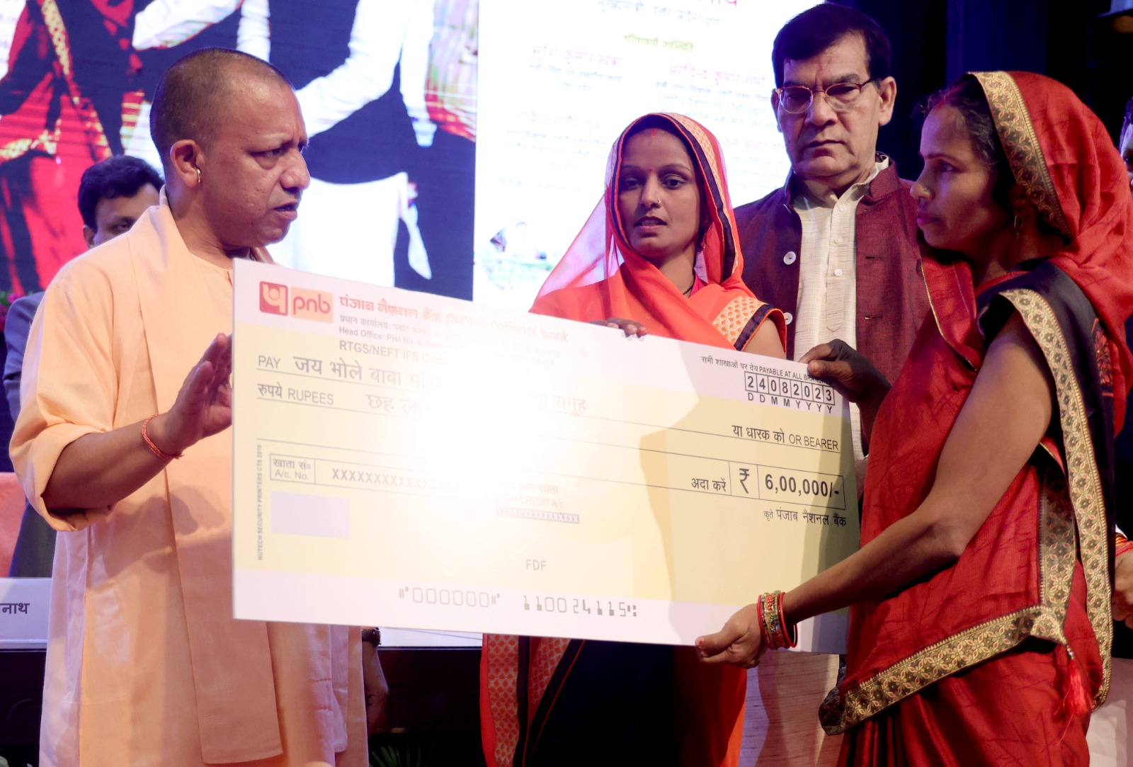 UP : CM योगी ने ई स्वनिधि योजना के तहत 11 हजार लाभार्थियों के खाते में ट्रांसफर किया ऋण