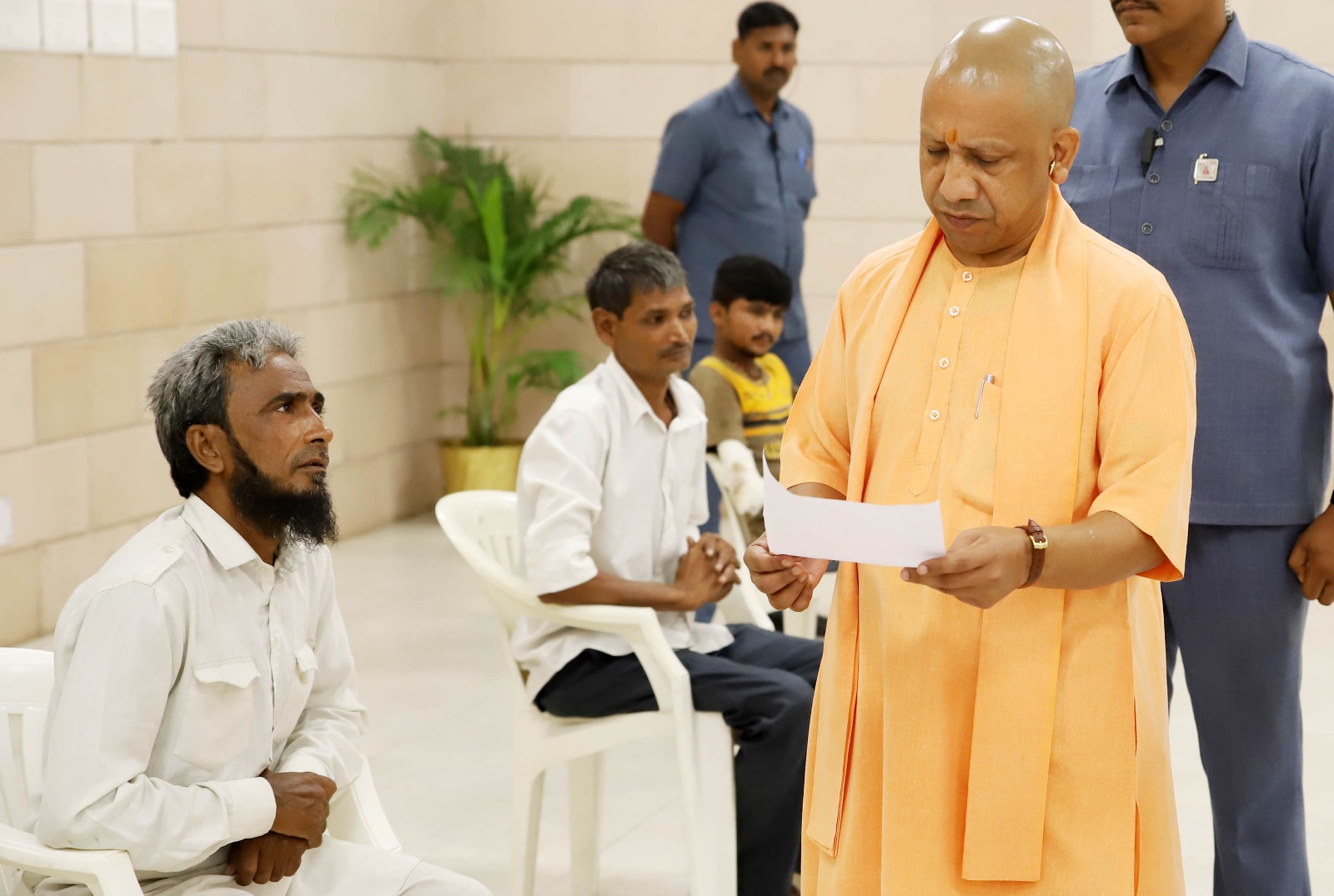 जनता दर्शन :  फरियादियों से बोले सीएम योगी – अधिकारी नही सुनते तो मुझे बताए अपनी समस्या