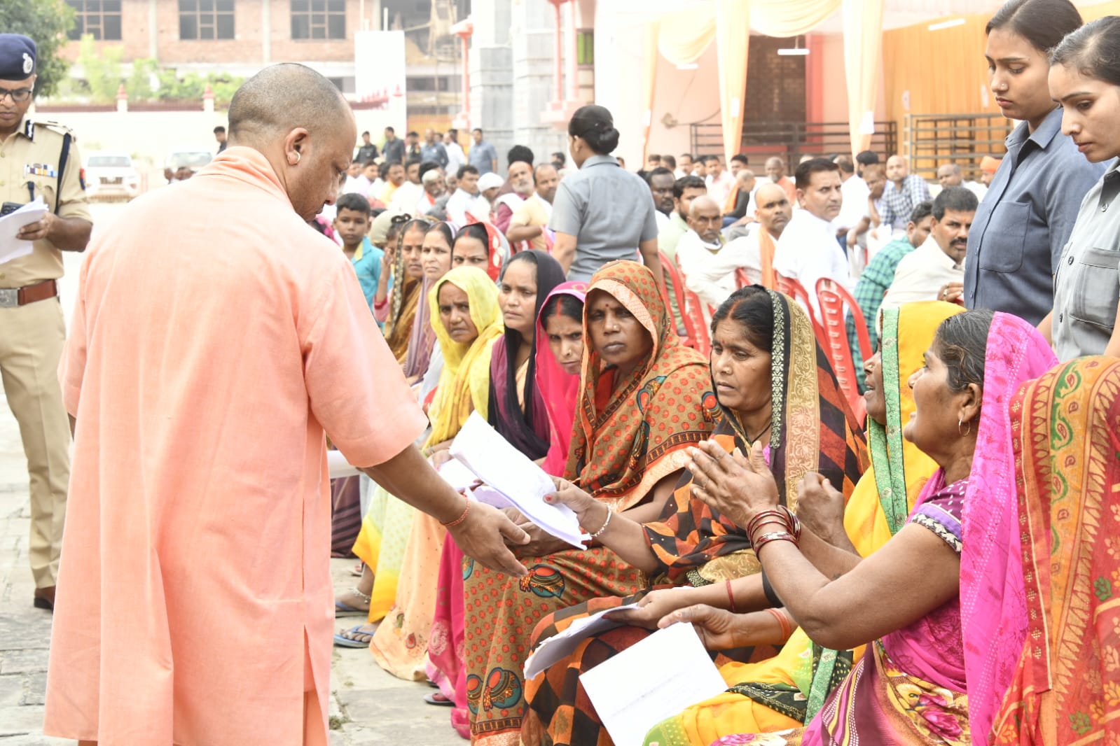 जनता की समस्याओं का कराएं संतुष्टिपरक समाधान : सीएम योगी