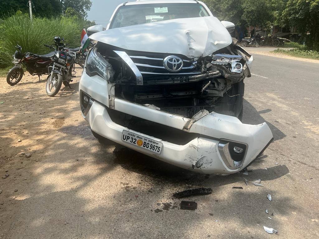कैबिनेट मंत्री आशीष पटेल की कार का एक्सिडेंट , पैर में लगी चोट