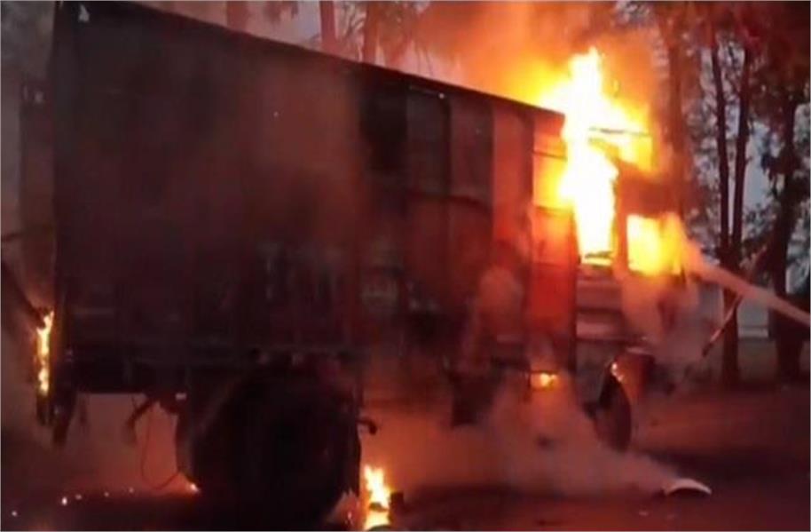Punjab News : ट्रक और कार की आमने-सामने हुई जोरदार टक्कर  , ट्रक में लगी भीषण आग