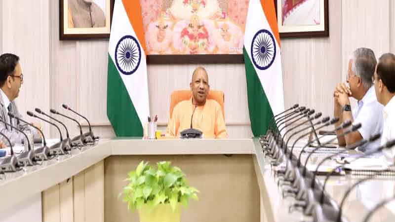 अस्पतालों में आवश्यकतानुसार अतिरिक्त बेड की व्यवस्था कराई जाए – सीएम योगी