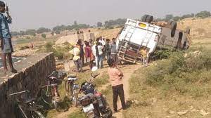 UP : मिर्जापुर में भीषण सड़क हादसा , यात्रियों से भरी बस पलटी 4 लोगो की मौत , कई लोग घायल