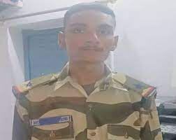 Lucknow News : लखनऊ एयरपोर्ट पर पकड़ा गया फर्जी CISF कर्मी , वर्दी पहनकर घूम रहा था आरोपी