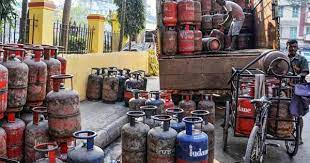 LPG Cylinder Price Hike : दिवाली से पहले लोगो को बड़ा झटका,  LPG सिलेंडर की कीमतों में हुआ इजाफा