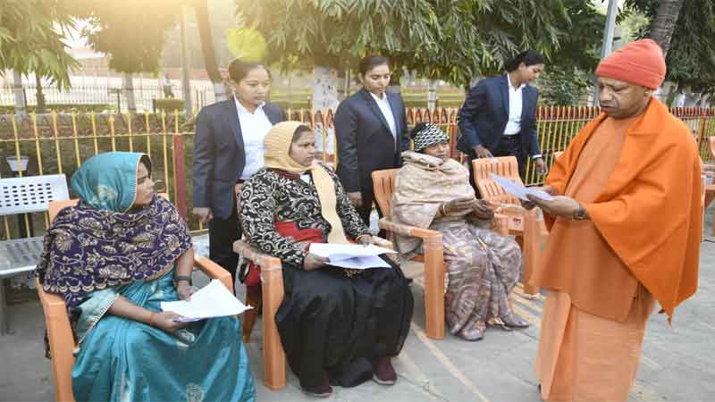 यदि कहीं कोई जमीन कब्जा या दबंगई कर रहा हो तो उसके खिलाफ कड़ी कानूनी कार्रवाई की जाए – सीएम योगी