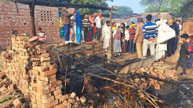 Firozabad News : बस्ती में एक झोंपड़ी में लगी भीषण आग , तीन बच्चे जिंदा जले