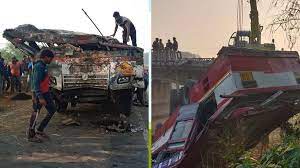 बलरामपुर में भीषण सड़क हादसा, पुल तोड़कर खाई में पलटी रोडवेज बस , दो की मौत 18 लोग घायल