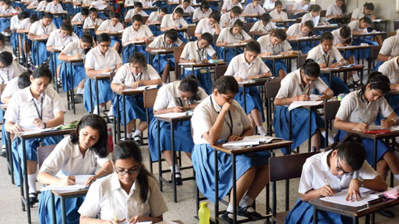 11वीं के परीक्षा में सिलेबस से बाहर के प्रश्न आने पर छात्रों ने की शिकायत, मचा हड़कंप