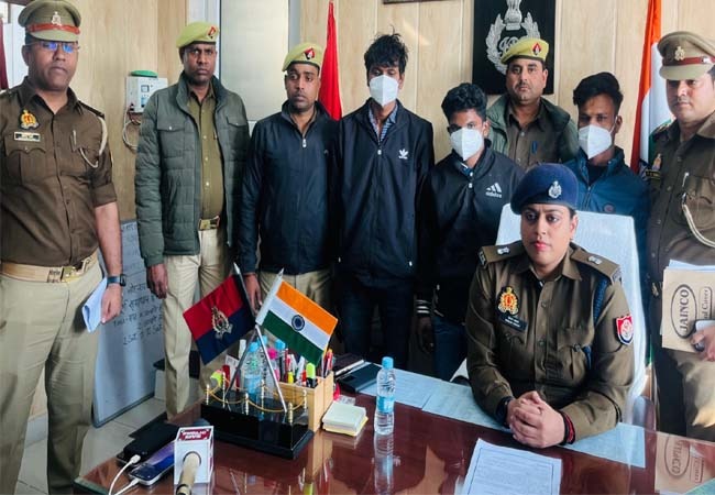 लखनऊ पुलिस ने चोरी की घटना का पर्दाफाश करते हुए तीन चोरों को गिरफ्तार किया