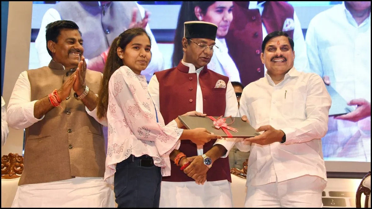 मुख्यमंत्री मोहन यादव ने भोपाल में 89,710 विद्यार्थियों को शिक्षा के लिए लैपटॉप और 25 हजार रुपये दिए