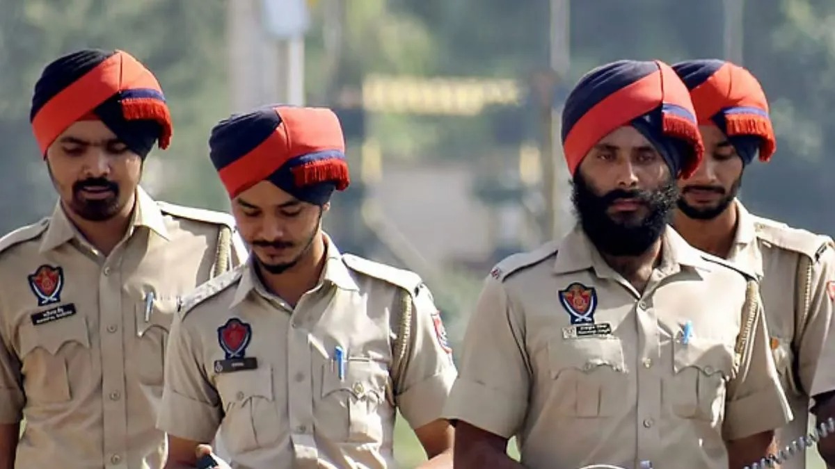 पंजाब पुलिस में कांस्टेबल बनने के लिए उम्र सीमा क्या निर्धारित की गई है ?