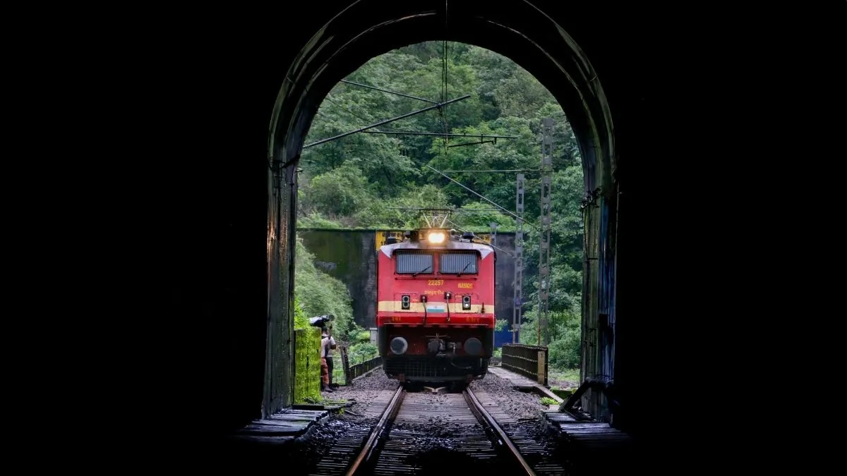 रेलवे टिकट महंगी क्यों? ऑनलाइन और काउंटर टिकट के अंतर पर रेल मंत्री का बयान