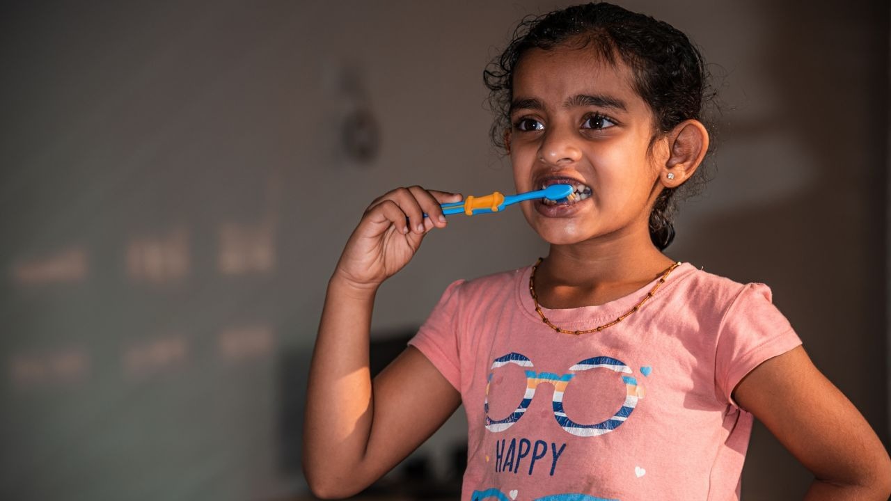 बच्चों को किस उम्र से टूथपेस्ट लगाना चाहिए? जानें एक्सपर्ट की राय