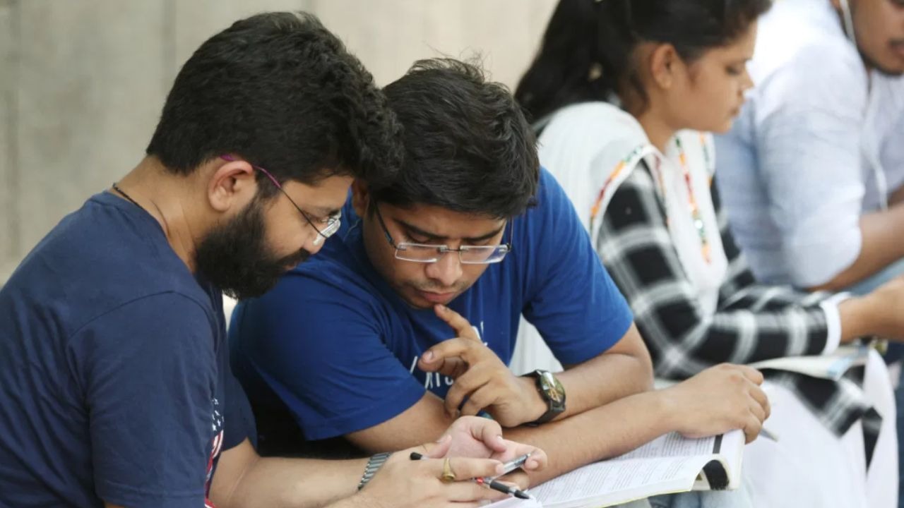 क्या आप एक साथ दो डिग्रियां चाहते हैं? जानिए डुअल डिग्री प्रोग्राम के बारे में सब कुछ