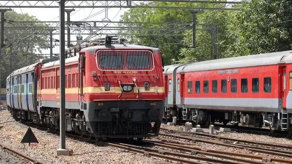 त्योहार पर सफर बना चुनौती, होली में बस-ट्रेन-फ्लाइट की सीट फुल, किराया हुआ महंगा