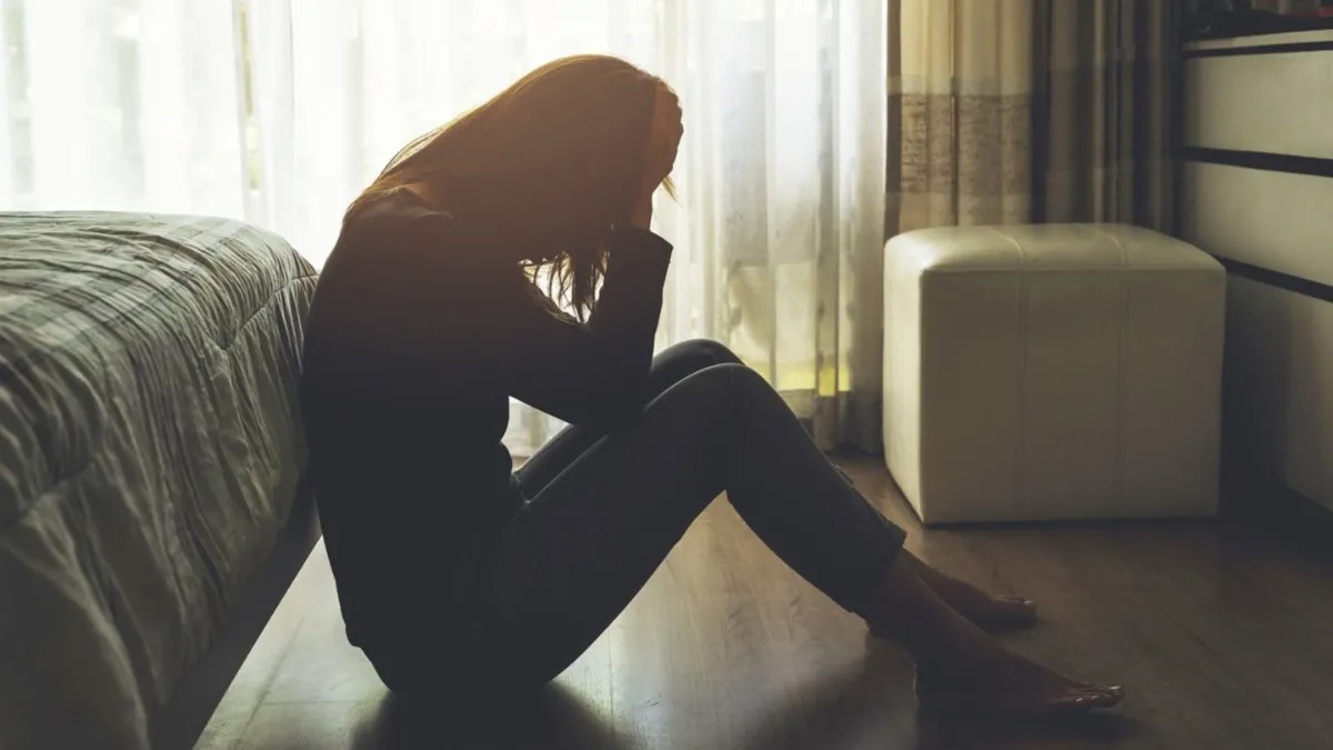 डिप्रेशन की शिकार महिलाओं में पाए जाते हैं ये लक्षण, जानिए समाधान