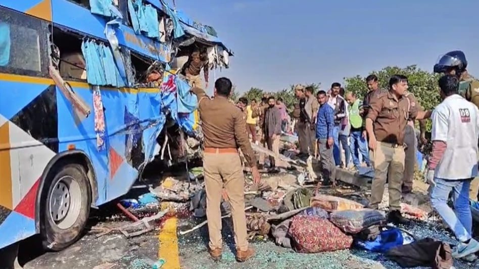 आगरा-लखनऊ एक्सप्रेसवे पर बड़ा हादसा: ट्रक से भिड़ी स्लीपर बस, 3 यात्रियों की मौत, 2 गंभीर