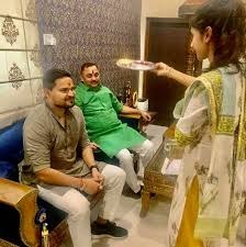 BJP विधायक अदिति सिंह ने विधानसभा में बड़ी बहन का प्यार दिखाया — गोंडा विधायक प्रतीक भूषण पर राखी बांधी, बहन को मिला खास तोहफा!