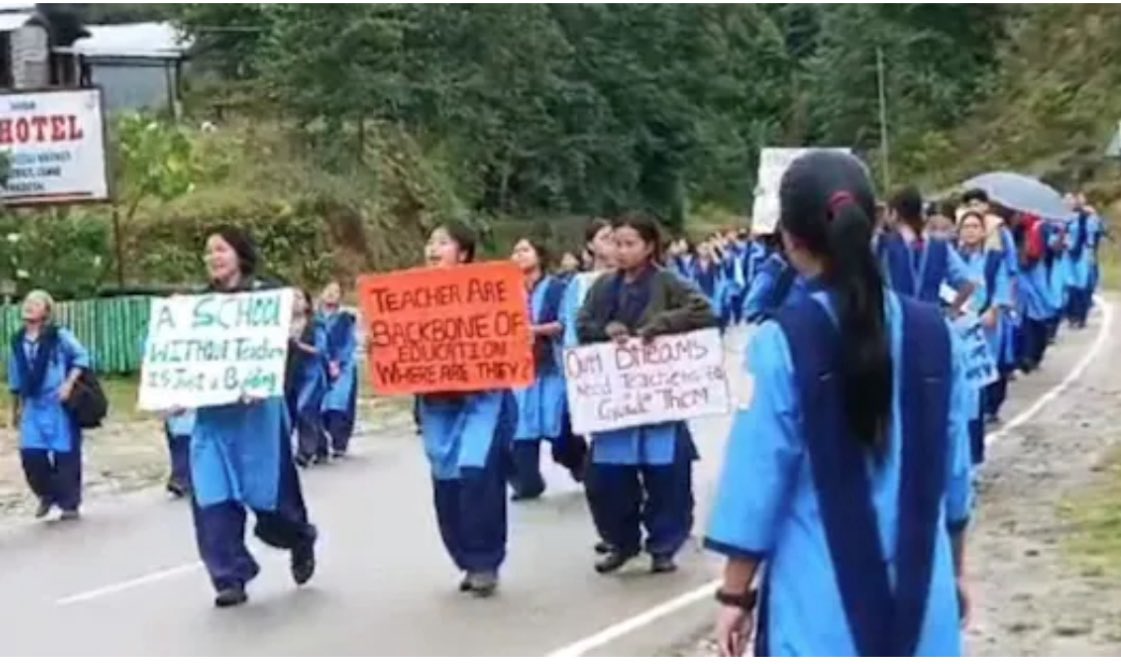 90 छात्राओं ने 65 किमी पैदल चलकर मांगा शिक्षक — क्या प्रशासन को बच्चों की पढ़ाई की परवाह नहीं