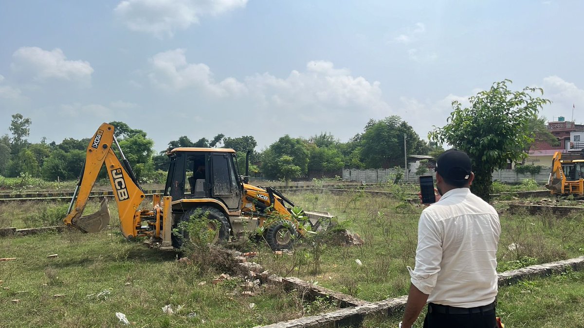 लखनऊ में LDA की बड़ी कार्रवाई: 180 बीघा में अवैध प्लाटिंग पर चला बुलडोजर