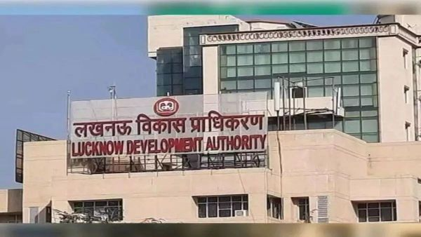 लखनऊ विकास प्राधिकरण ने गोमती नगर में अवैध निर्माण को लेकर कड़ी कार्रवाई की