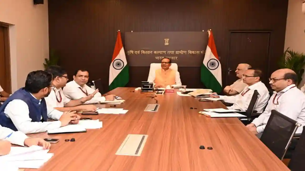 कुशीनगर: दशकों से बंद पडरौना चीनी मिल को फिर से शुरू करने की कवायद, डीएम ने कृषक एवं कर्मचारियों से की अहम बैठक