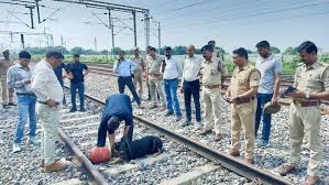 कुशीनगर में शराब के नशे में युवक रेलवे ट्रैक पर लेटा, तेज रफ्तार ट्रेन के गुजरने पर भी बच गया जिंदा l