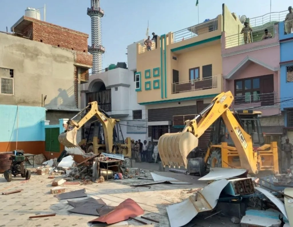 बरेली प्रशासन की सख्ती: तौकीर रजा के करीबी की इमारत ध्वस्त