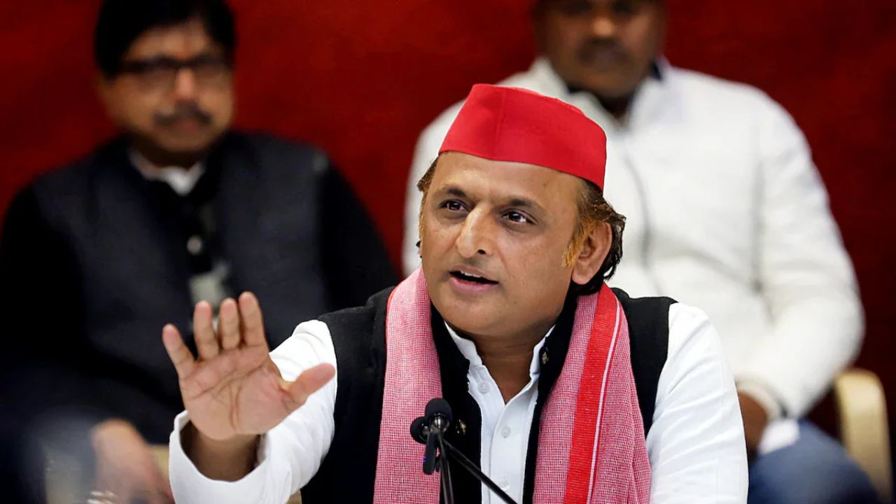चुनाव से पहले UP में सियासी हलचल: फर्जी वोटर कैंपेन, कफ सिरप कांड और संसद में अखिलेश की रणनीति