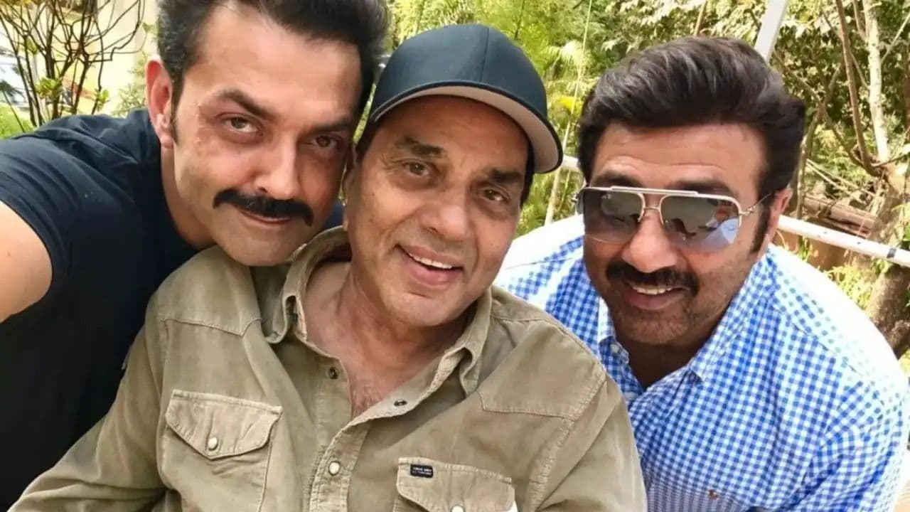 प्रेयर मीट से दूर रहीं हेमा मालिनी, शोभा डे के खुलासे से उठा देओल परिवार पर सवाल