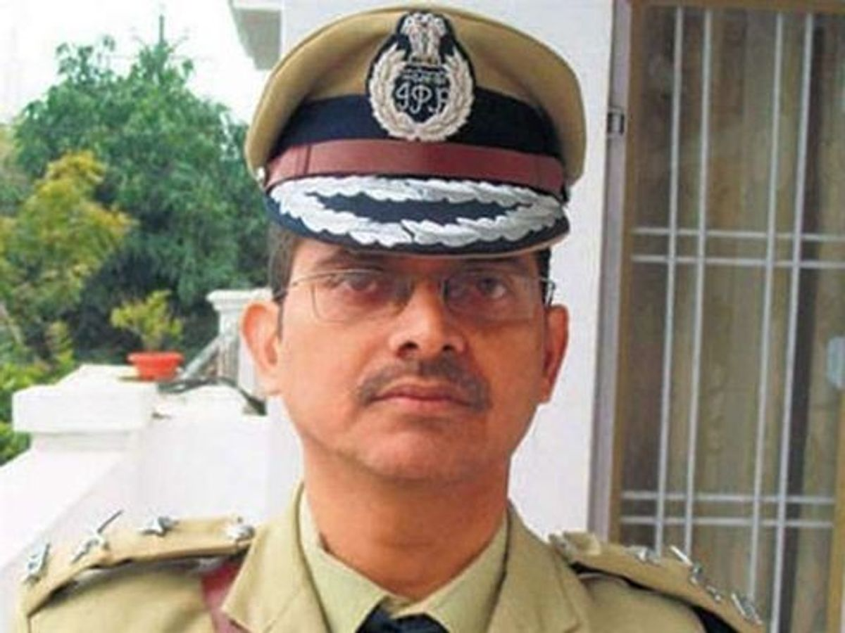 जबरिया रिटायर IPS अमिताभ ठाकुर फिर सुर्खियों में, देवरिया फ़्रॉड केस में ट्रेन से गिरफ्तार