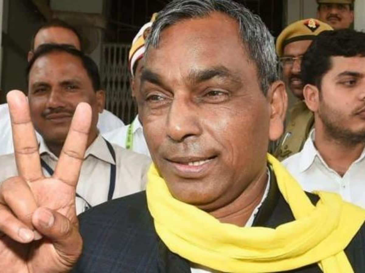 निषाद पार्टी के मंच से ओपी राजभर का बड़ा दावा, बोले—18 जनवरी को बांटेंगे बिना लाइसेंस हथियार