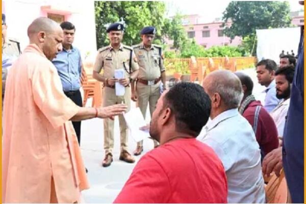 सरकारी आवास पर मुख्यमंत्री योगी ने लगाया जनता दरबार,लोगों की समस्याएं सुनीं