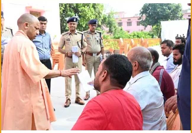 सरकारी आवास पर मुख्यमंत्री योगी ने लगाया जनता दरबार,लोगों की समस्याएं सुनीं