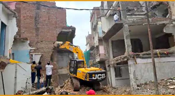 वाराणसी: दालमंडी चौड़ीकरण परियोजना में वीडीए की बड़ी कार्रवाई, तीन अवैध भवन ध्वस्त; अब तक करीब 170 निर्माण हटाए गए