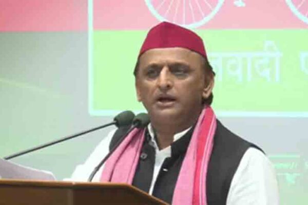 टिन्नू यादव से फोन पर बातचीत के दावे को अखिलेश ने बताया झूठ, निशिकांत दुबे को दी प्राथमिकी की चेतावनी
