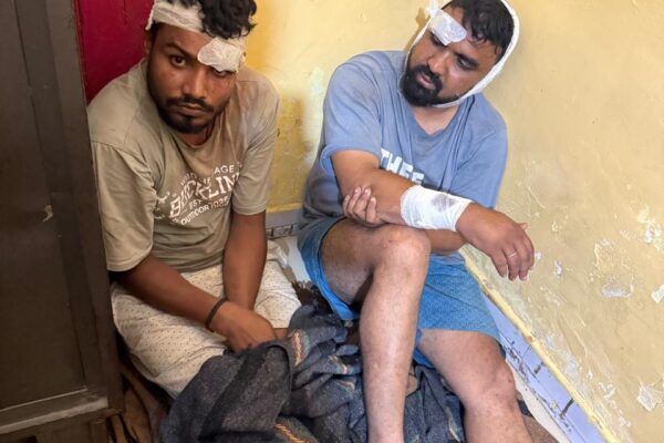 बंथरा में किराना व्यापारी के घर चोरी करते दो आरोपी पकड़े गए, ग्रामीणों ने घेरकर पुलिस के हवाले किया