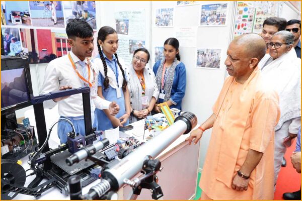 सीएम योगी ने बच्चों से किया संवाद, सातवीं के छात्र अंश ने चंद सेकेंड में चला दिया डिजिटल बोर्ड